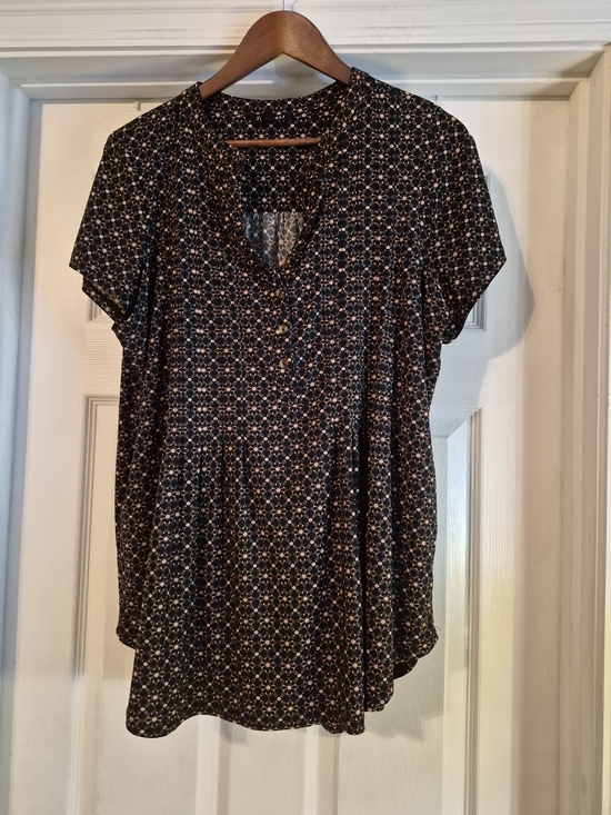 Roz & Ali Tops - Roz & Ali Black Short-Sleeve Printed V-Neck Top 2x